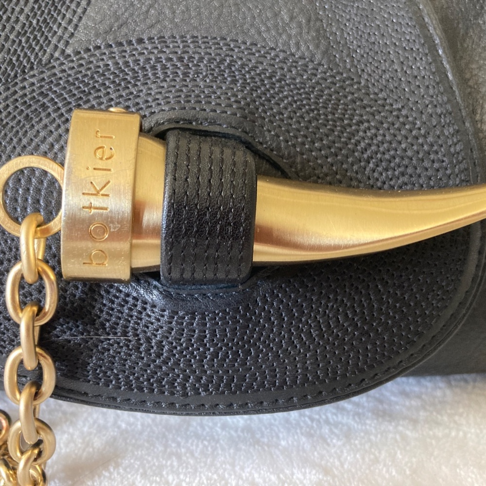 Elegant Black Leather Shoulder Bag with Gold Accents - Picture 3 of 14